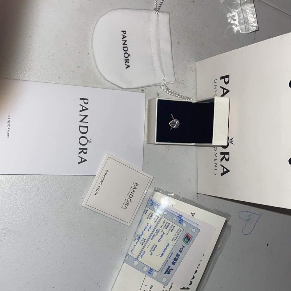 It is in good condition and has all its accessories.